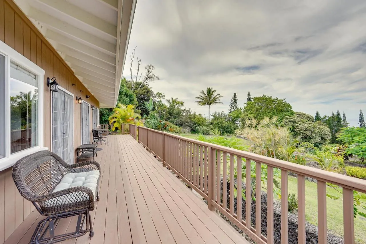 Holiday home Hawaiian Retreat With Ocean Views In Captain Cook! Papa Bay