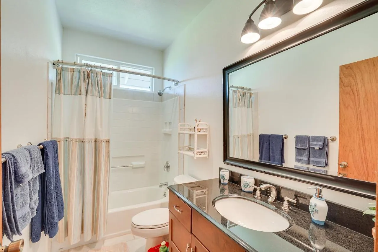 Hawaiian Retreat With Ocean Views In Captain Cook! Papa Bay
